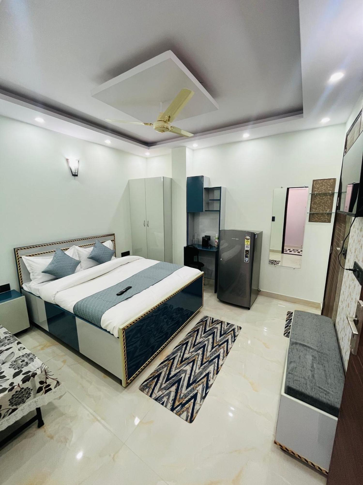 Apartment Moonlight With New Delhi